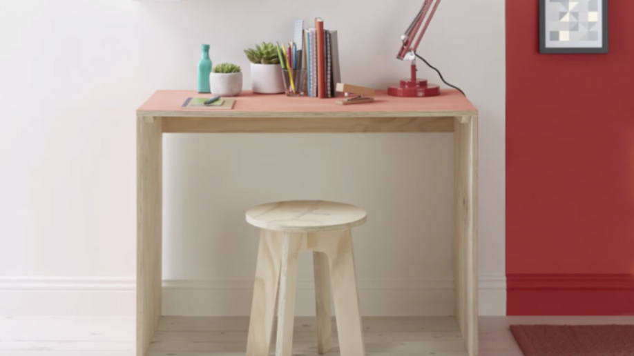 Cómo hacer un escritorio de madera con taburete