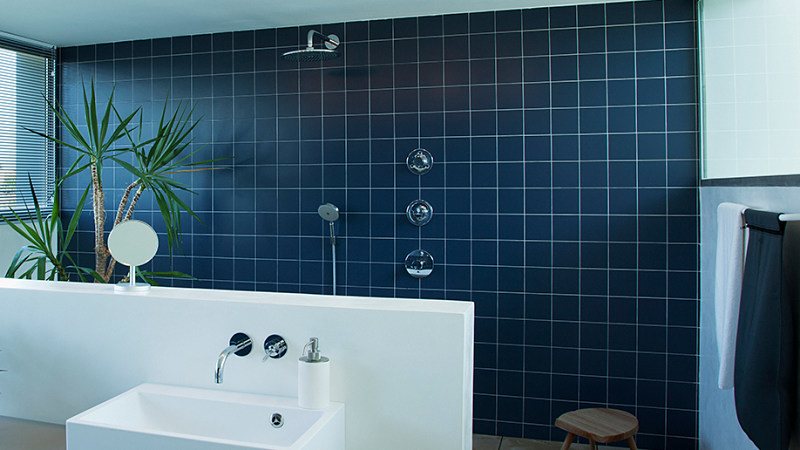 6 ideas para pintar los azulejos de baño de forma fácil y barata.