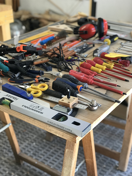 Herramientas De Bricolaje Colocadas En Una Tabla De Madera. Fotos