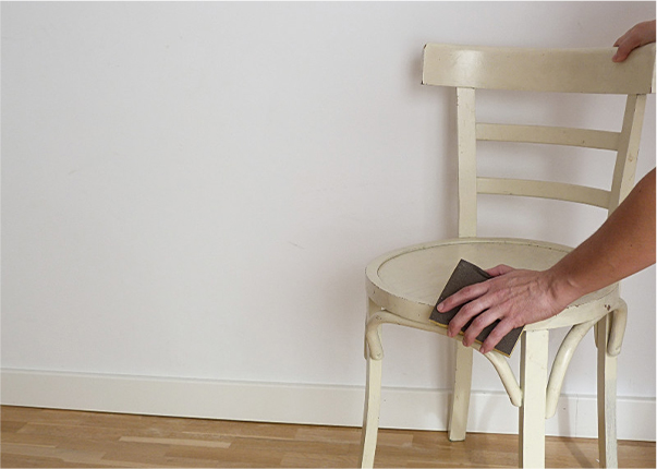 Lija levemente la silla de madera antes de pintarla con Chalk Paint