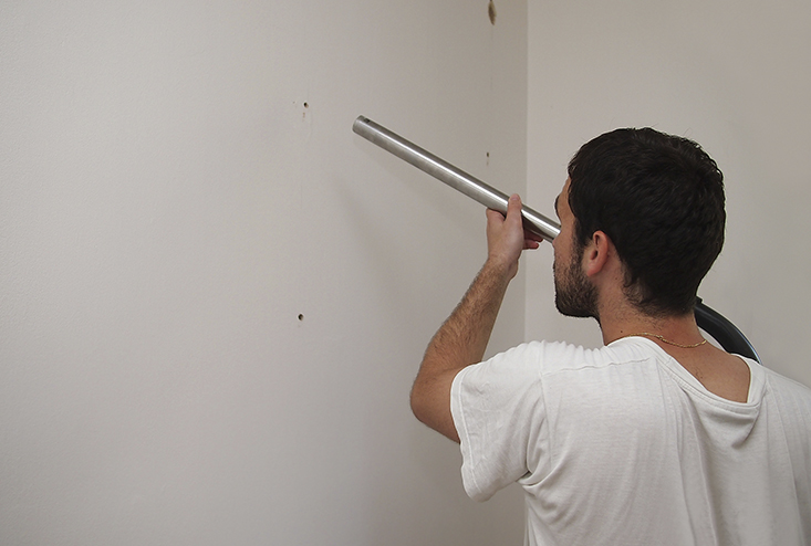 Limpiar agujeros de la pared antes de masillar