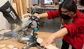 cortar palets para hacer cuadros de madera