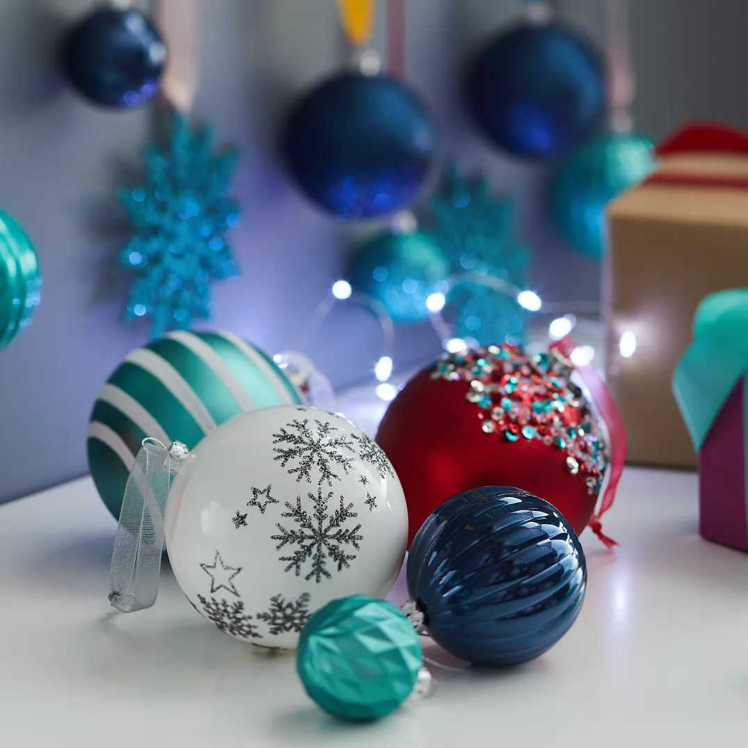 Bolas de Navidad rojas y grandes para decoración del techo