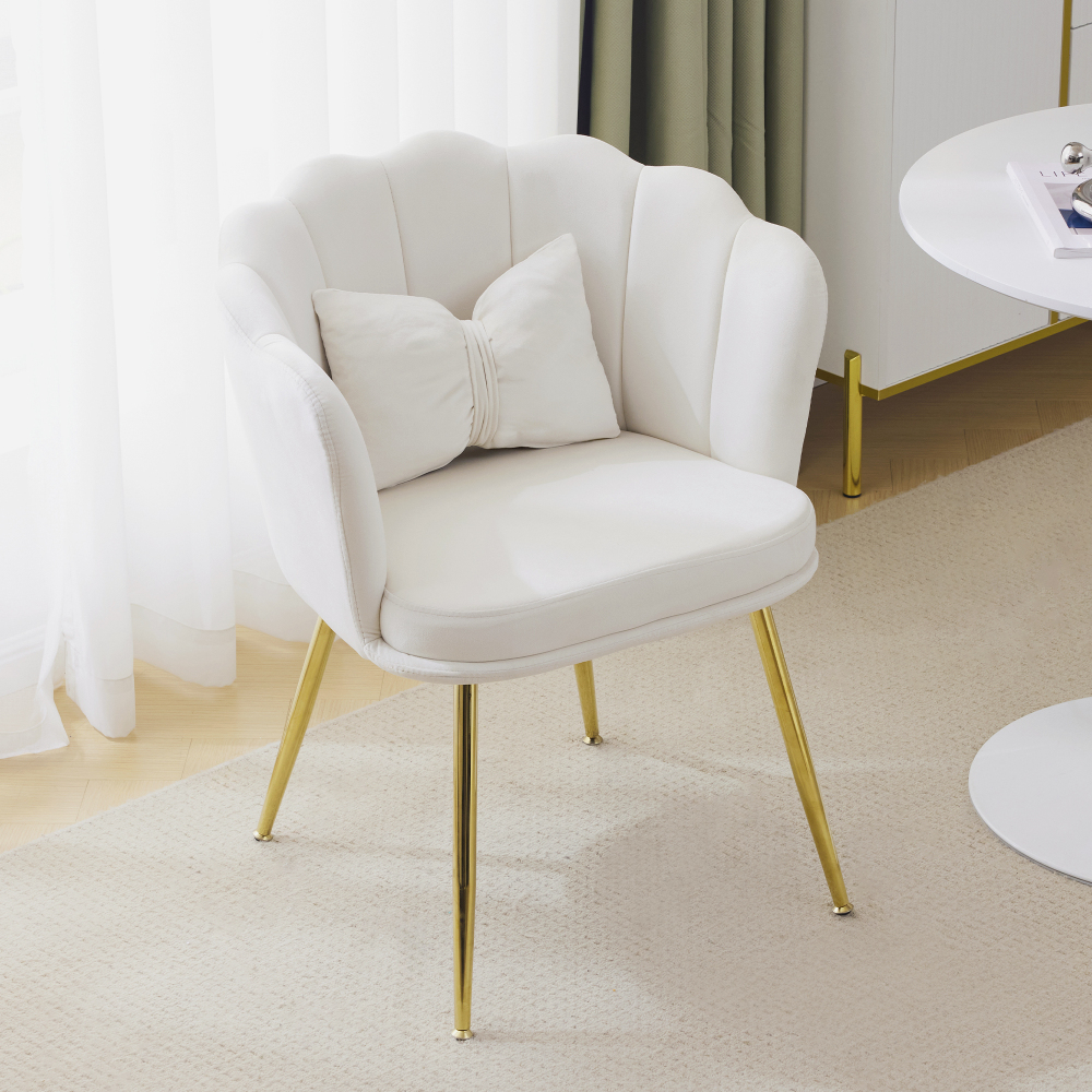 Silla de comedor de terciopelo beige con cojín y patas metálicas doradas