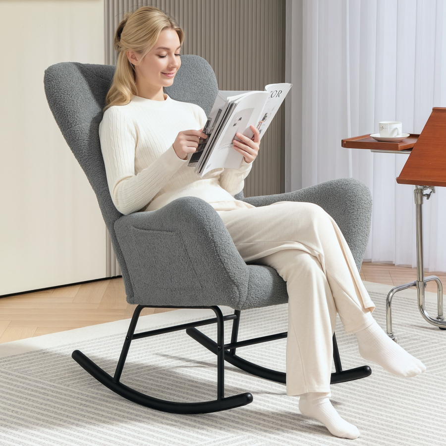 Sillón mecedor tapizado en tejido teddy gris con bolsillo y base de madera