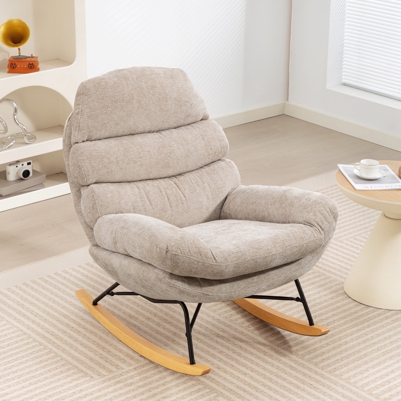 Sillón mecedor acolchado de poliéster crema con patas de acero