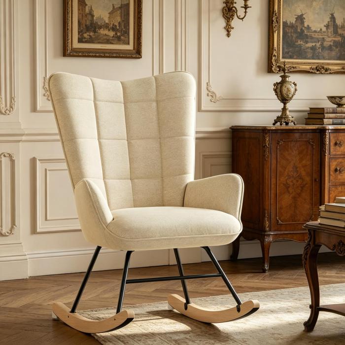 Mecedora de terciopelo beige con respaldo alto y reposabrazos curvos