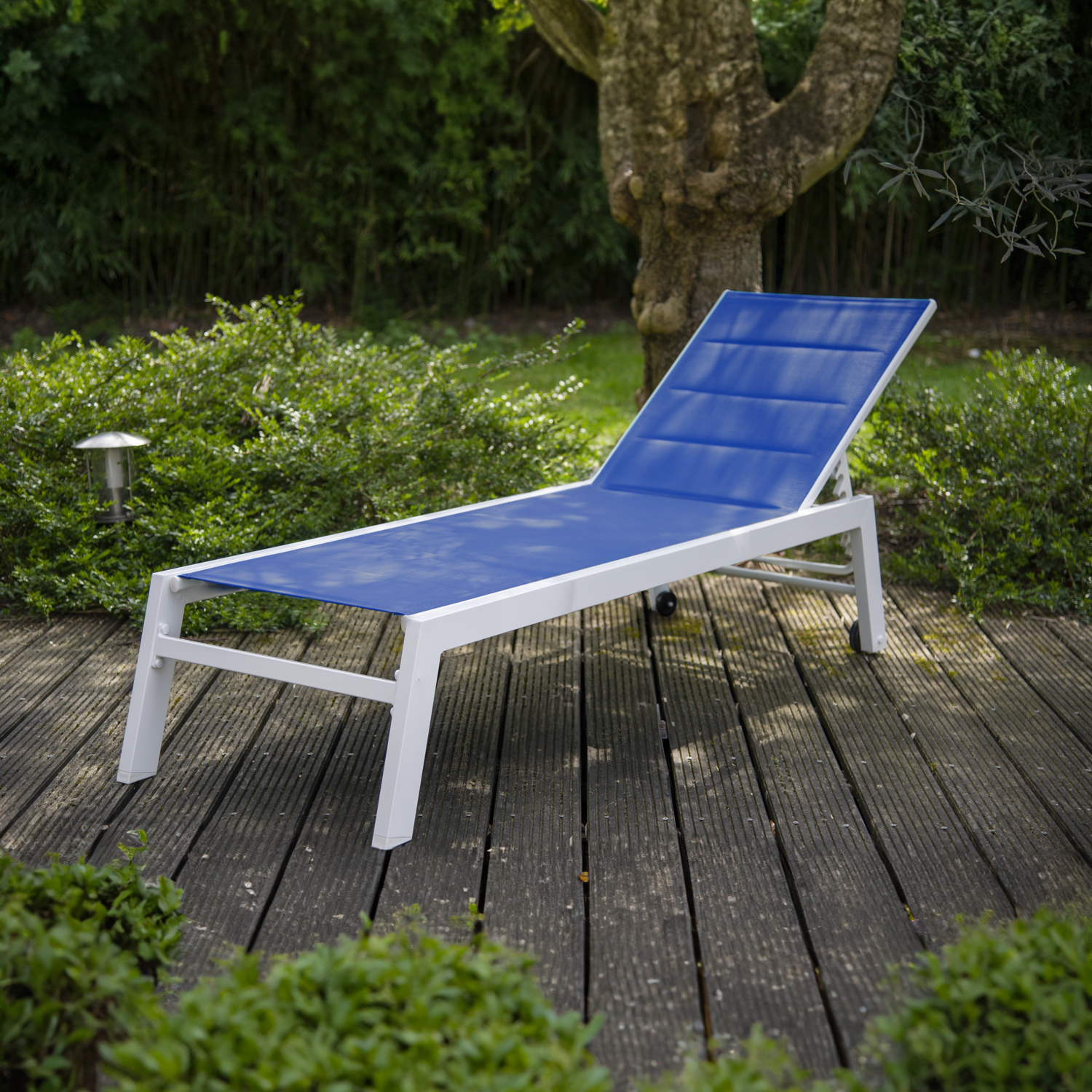 Tumbona barbados en textileno azul estructura de aluminio blanco