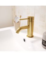 Grifo lavabo monomando Livie con válvula dorado Cooke & Lewis