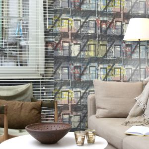 Papel pintado fachada de edificio con grafitis multicolor