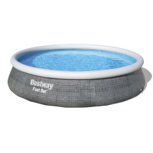 Piscina inflable independiente sobre el suelo
