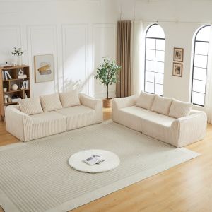 Sofá modular de pana beige con líneas curvas y asientos amplios