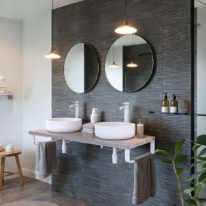 Encimera lavabo 121x49x3 cm chapa fresno natural con soportes blancos