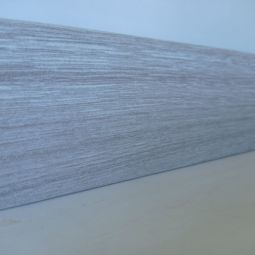 Rodapié madera gris claro 225x7x0,9cm