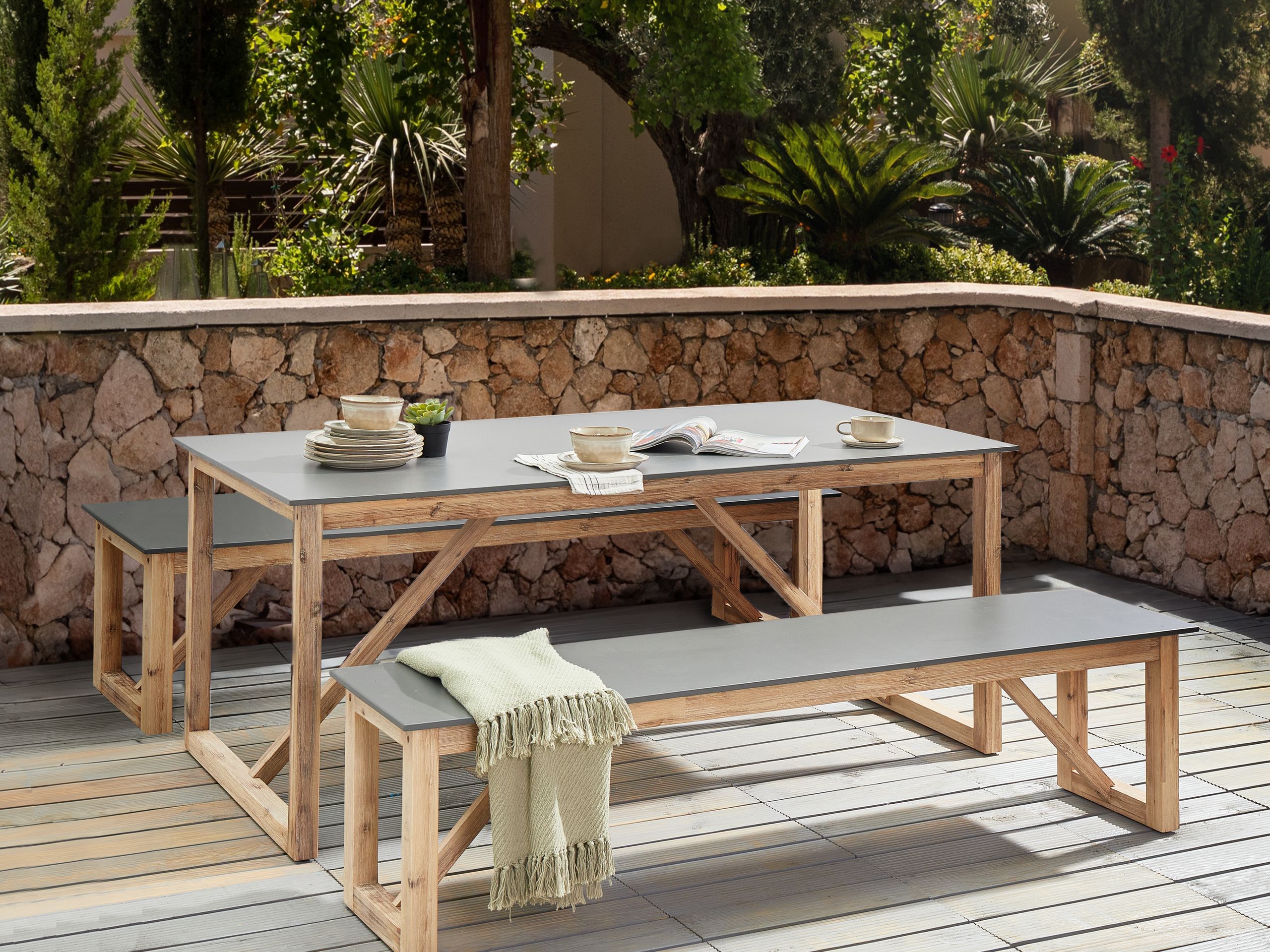 Conjunto de comedor exterior con bancos notteri cemento gris